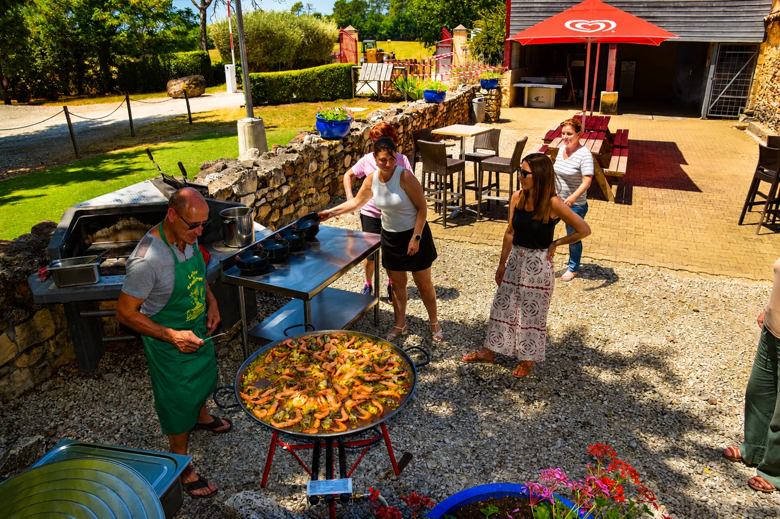 Grande paëlla préparée sur place au Camping Las Patrasses
