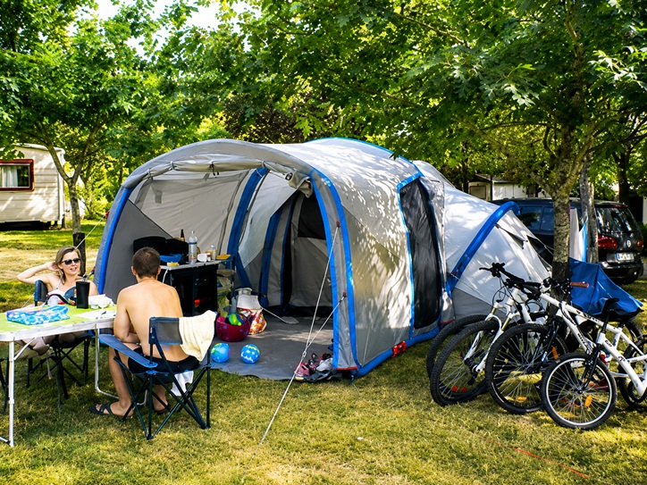 Grand emplacement de camping arboré en Dordogne