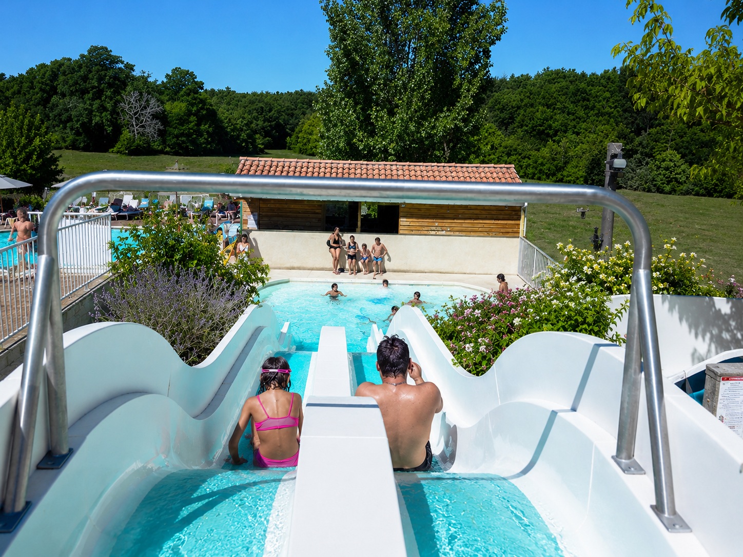 Piscine et toboggans du camping en journée