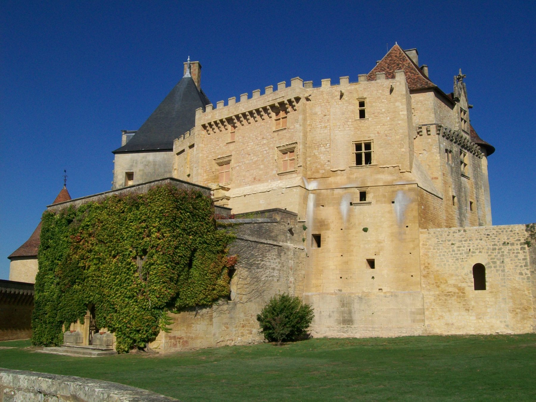 Château de Biron dominant son village