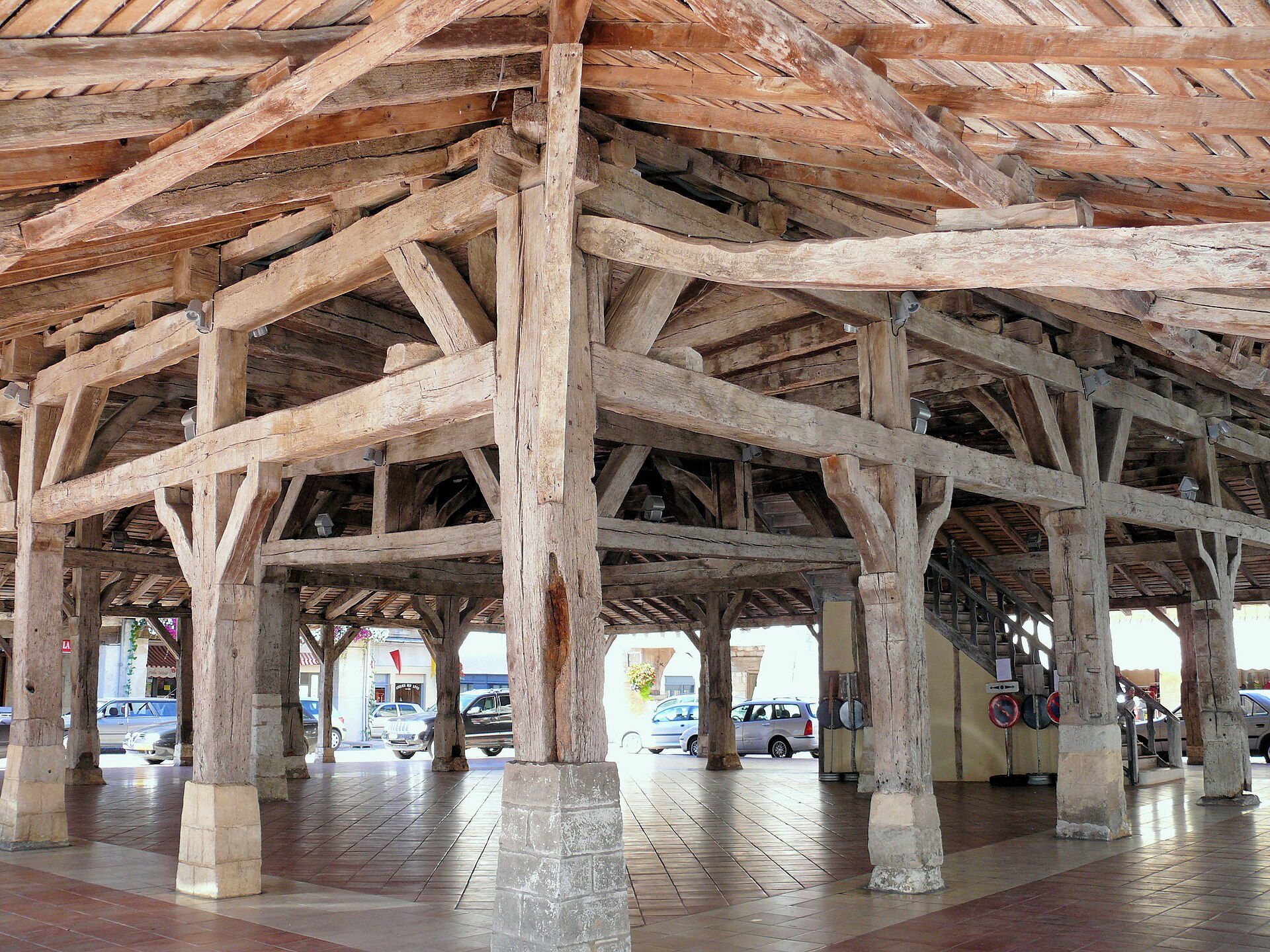 Charpente de la halle historique de Villeréal