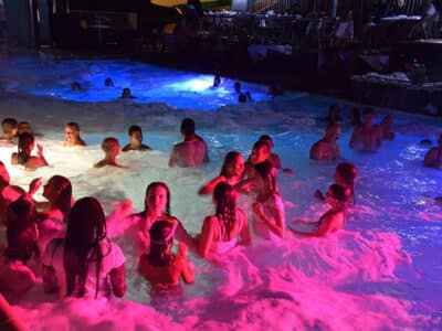 camping-dordogne-4-etoiles-piscine-toboggans