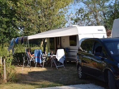 Camping Dordogne grands emplacement caravane